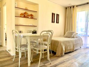 a bedroom with a bed and a table and chairs at Apart hotel Entre Ríos ruta 5 Talca in Talca
