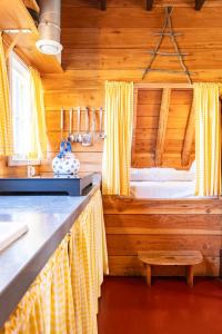 a bedroom with a bed in a wooden cabin at Unieke plaggenhut in Drenthe met bedstee & uitzicht op wijngaard in Ruinerwold