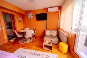 a small room with a table and a dining room at Stan na dan DM Uzice in Užice