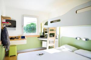 a dorm room with two beds and a bunk bed at Ibis Budget Perpignan Nord Rivesaltes in Rivesaltes +99 photos
