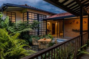 a balcony of a house with a table and chairs at Tukki Ecolodge Hotel in Filandia +64 photos