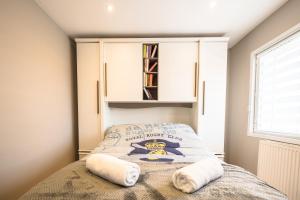 a bedroom with a bed with towels on it at Cocon des dunes in Camiers