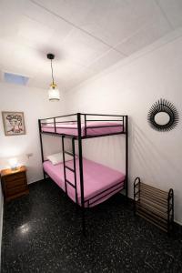 two bunk beds in a room with pink sheets at Casa caloret -Playa y centro a 2 min - 1ªPlanta in Vinarós