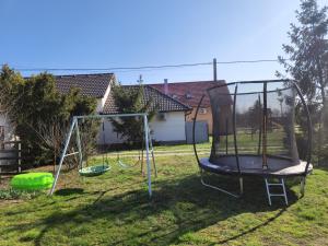 an empty swing set in a yard at Tündérlak Nyaraló Békésszentandrás in Békésszentandrás