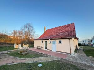 a small white house with a red roof at Asiatisches Ferienhaus in Merseburg
