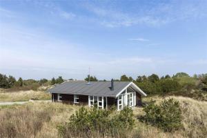 a small house in the middle of a field at 0049-Romo-Magevej-5 in Høm