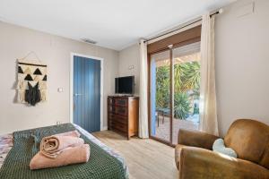 a living room with a couch and a television at Ca Marga in Santa Pola