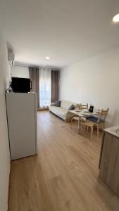 a living room with a couch and a table at Céntrico apartamento en Valdemoro in Valdemoro