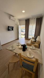 a living room with a table and chairs and a couch at Céntrico apartamento en Valdemoro in Valdemoro