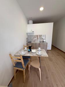 a table and chairs in a room with a kitchen at Céntrico apartamento en Valdemoro in Valdemoro