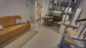 a living room with a couch and a kitchen at Residence Via Duomo in Verona