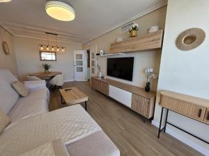 a living room with a couch and a flat screen tv at Apartamento Luxury Views IF Benidorm in Benidorm