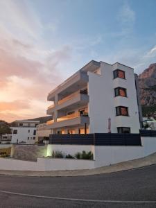 a building on the side of a road at Sunset Apartments in Makarska