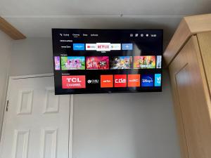 a flat screen tv hanging on a wall at FarmaKolonia2 in Zabiele