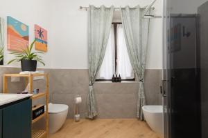 ein Badezimmer mit Dusche, Toilette und Waschbecken in der Unterkunft Vicolo 6 in Bollate + 6 Fotos