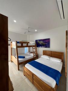 a bedroom with two bunk beds in a room at Hotel Boutique Primavera Beach in Necoclí