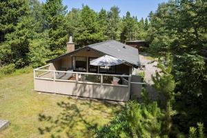 an overhead view of a house with an umbrella at 0312-Romo-Vagtelvej-8 in Høm