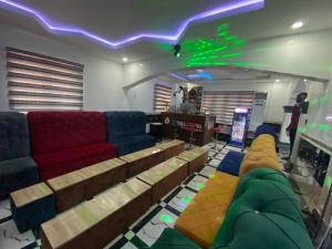 ein Wohnzimmer mit Sofa und Tisch in der Unterkunft Mathelm Hotel in Ikorodu + 33 Fotos