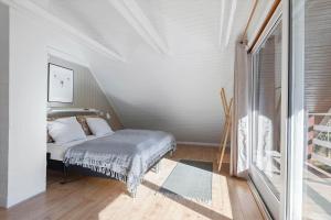 a bedroom with a bed in a room at 0310-Romo-Langdalsvej-61 in Høm