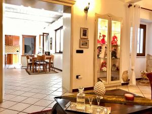 a living room with a kitchen and a dining room at Splendido appartamento tra mare e storia in Sorso