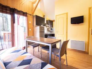 a kitchen and dining room with a table and chairs at ZEcamping 3 étoiles animaux acceptés restaurant et Canoë Kayak in Aigueblanche