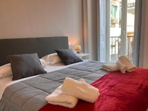 a bedroom with a large bed with towels on it at Hely's House in Naples
