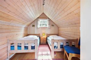a room with two beds in a log cabin at 0146-Romo-Ejnar-Mikkelsensvej-16 in Høm