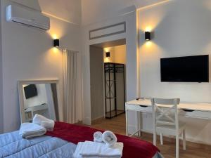 a bedroom with a desk and a bed and a desk and chair at Hely's House in Naples