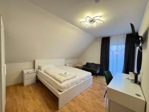 a bedroom with a bed and a ceiling fan at Asiatisches Ferienhaus in Merseburg
