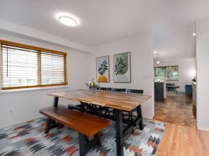 a living room with a table and a dining room at Greenlake urban lodge in Seattle