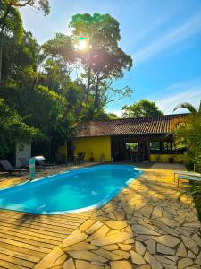a swimming pool in the yard of a house at Chalé Primavera in Juquitiba