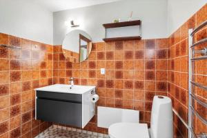 a bathroom with a toilet and a sink at 0187-Romo-Egedesminde-1 in Høm +23 photos