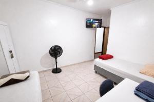 ein Zimmer mit einem Bett und einem Ventilator in der Unterkunft Hotel Pousada Liberdade in Pindamonhangaba
