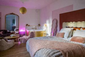 a bedroom with a large bed and a living room at Mini loft Spa - Cosy in Dijon