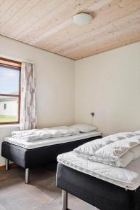 two twin beds in a room with a window at 0462-Romo-Romersvej-9-Ap-2 in Høm