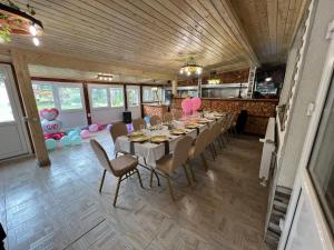 a long dining room with a long table and chairs at Domeniul La Mosie in Slimnic
