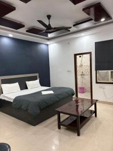 a bedroom with a bed and a ceiling fan at Hotel Shivaay Inn in Kānpur