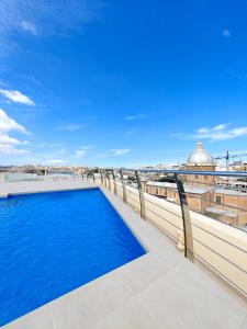 ein Schwimmbad auf dem Dach eines Gebäudes in der Unterkunft Hilltop Hideaway in Cospicua