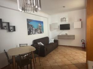 a living room with a couch and a table at Casa indipendente favignana in Favignana