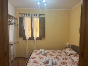 a bedroom with a bed with towels on it at Casa indipendente favignana in Favignana