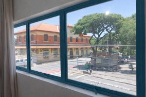 ein Fenster mit Blick auf eine Stadtstraße in der Unterkunft Hotel Pousada Liberdade in Pindamonhangaba