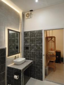 a bathroom with a sink and a mirror at เดอะมูนไลท์วิลล่าพะเยา in Phayao +14 photos