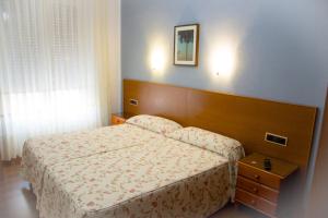 Łóżko lub łóżka w pokoju w obiekcie Pensión Numancia