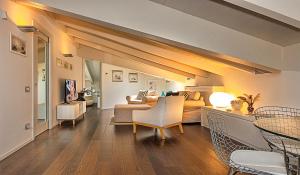 a living room with a bed and a couch at Il Forte di Monic in Forte dei Marmi