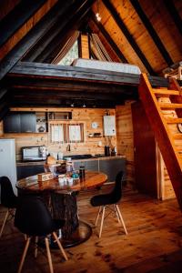 a room with a table and chairs in a cabin at Refúgio dos Capitéis Cabana in Farroupilha
