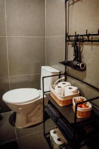 a bathroom with a toilet and a shelf with toiletries at Refúgio dos Capitéis Cabana in Farroupilha