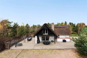 an overhead view of a house with a thatched roof at 0315-Romo-Dyssebjergvej-49 in Høm