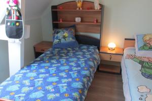 a small bedroom with a bed and a night stand at Maison moderne Le doux refuge des pêcheurs près de la mer à Cancale 3 étoiles in Cancale