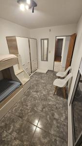 a room with a bunk bed and a table and chairs at Dúplex Premium Cañada!! in Cañada de Gómez