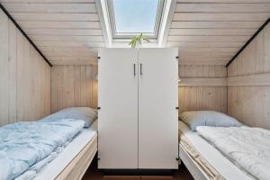 two beds in a room with two twin beds at 0161-Romo-Ejnar-Mikkelsensvej-4 in Høm